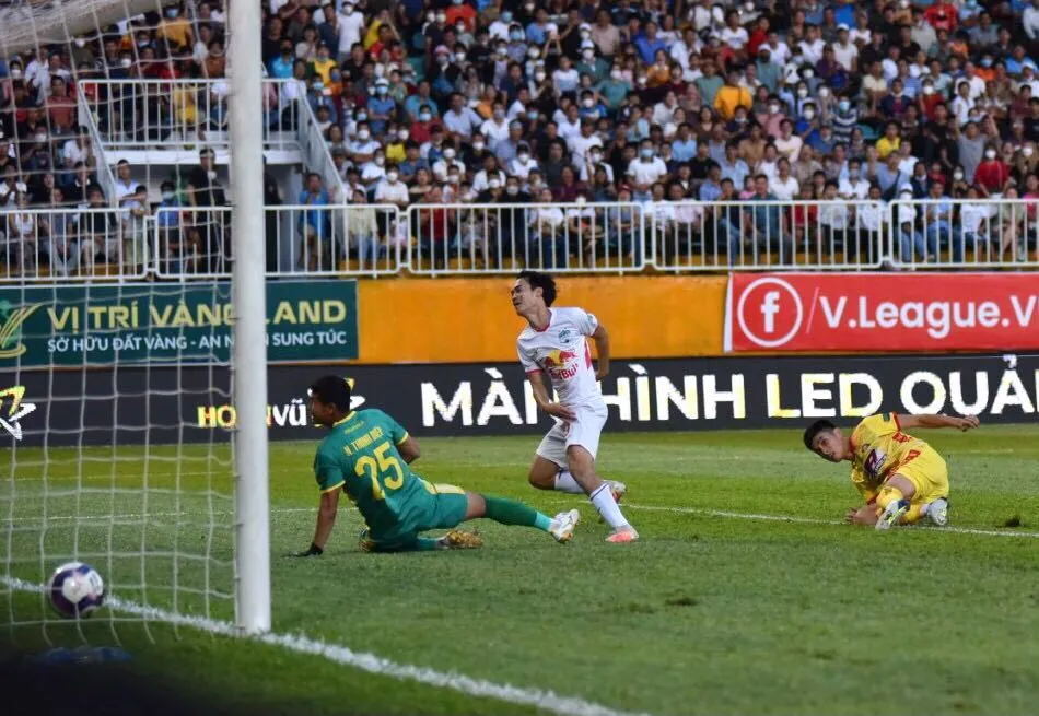 Văn Toàn ghi bàn ấn định tỷ số 2-0. Ảnh: ANH TIẾN