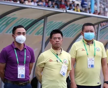 Trợ lý Phan Bá Hùng (giữa) đang đến gần khu kỹ thuật đội B.Bình Dương trước cuộc so tài với T.Bình Định