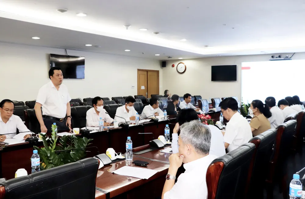 ông Cao Văn Chóng - PGĐ Sở VHTTDL báo cáo phương án đề xuất xây dựng Khu liên hợp Công nghiệp Thể thao Bình Dương