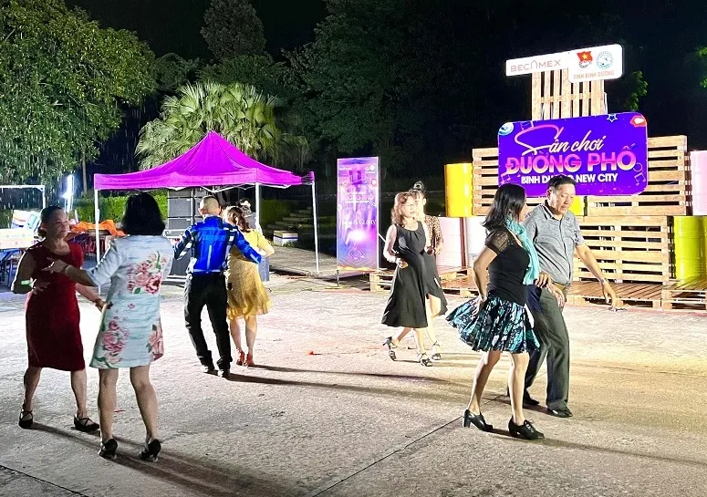 Người dân tham gia trải nghiệm khiêu vũ dưỡng sinh vào tối 31-7