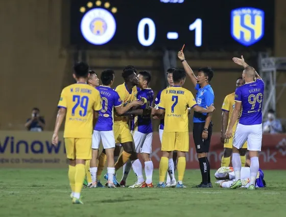 Trọng tài Mạnh Hải rút thẻ đỏ cho Olaha vào phút 49. Ảnh: MINH HOÀNG