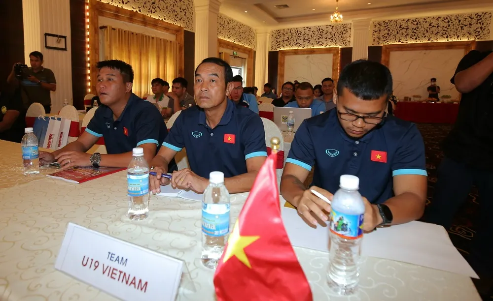 HLV Đinh Thế Nam cùng các trợ lý tham dự buổi họp. Ảnh: DŨNG PHƯƠNG