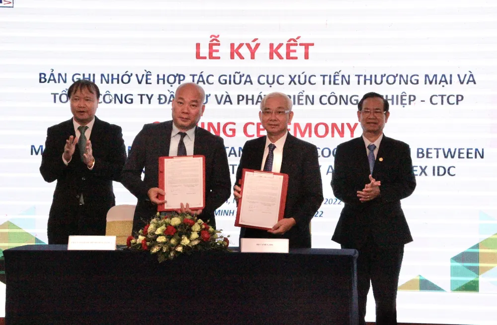 Ông Vũ Bá Phú – Cục trưởng Cục xúc tiến thương mại và Ông Phạm Ngọc Thuận – Tổng Giám đốc Tổng Công ty Becamex IDC đã ký kết ghi nhớ hợp tác trong các lĩnh vực liên quan đến xúc tiến thương mại và đầu tư phát triển công thương 