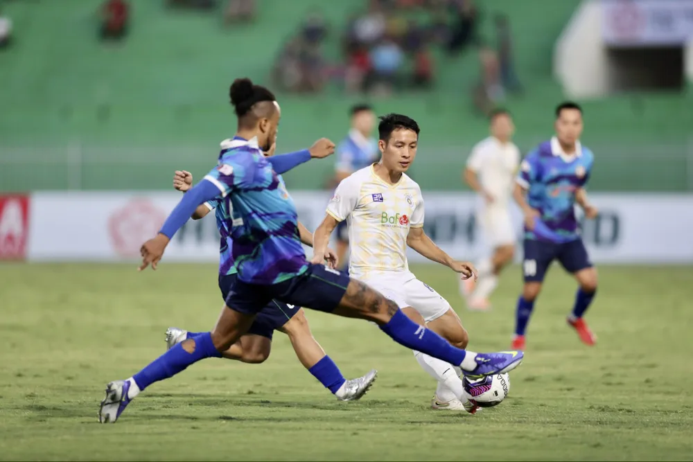 Cuộc tranh chấp giữa Lynch và Hùng Dũng ở khu trung tuyến. Ảnh: DŨNG PHƯƠNG