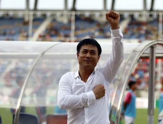 Lần thứ 2 trong 3 mùa vừa qua, chủ tịch CLB TPHCM Nguyễn Hữu Thắng kiêm thêm vai trò HLV trưởng