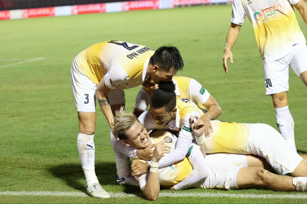 Niềm vui của các cầu thủ T.Bình Định giành 3 điểm vào những phút cuối. Ảnh: DŨNG PHƯƠNG