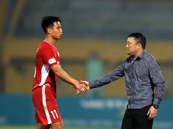 HLV Trương Việt Hoàng đến gần ghế HLV trưởng CLB TPHCM ảnh 1