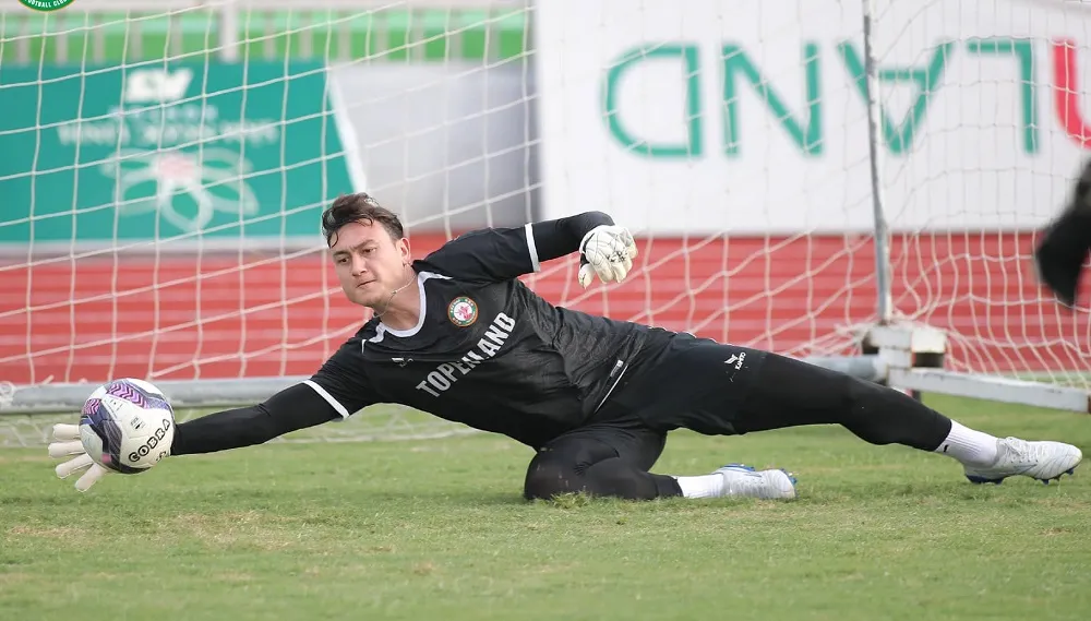 Đặng Văn Lâm ra mắt các đồng đội trên sân Quy Nhơn ảnh 6