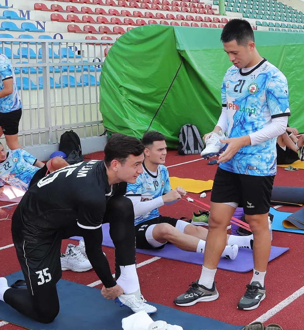 Đặng Văn Lâm ra mắt các đồng đội trên sân Quy Nhơn ảnh 5