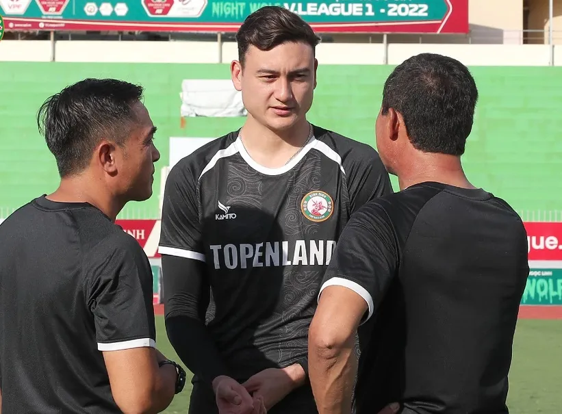 Đặng Văn Lâm đến chào cùng HLV trưởng Nguyễn Đức Thắng và HLV phụ trách thủ môn Nguyễn Văn Cường