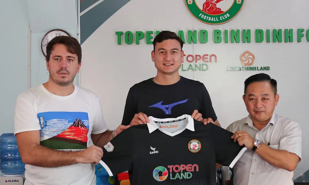 Đặng Văn Lâm ra mắt các đồng đội trên sân Quy Nhơn ảnh 2