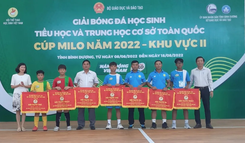 BTC trao giải cho các đội đoạt giải nhất