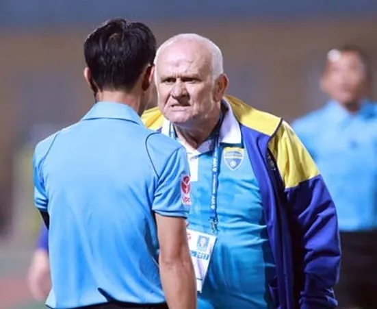 Phản ứng trọng tài là hình ảnh không lạ của HLV lão làng Petrovic. Ảnh: MINH HOÀNG