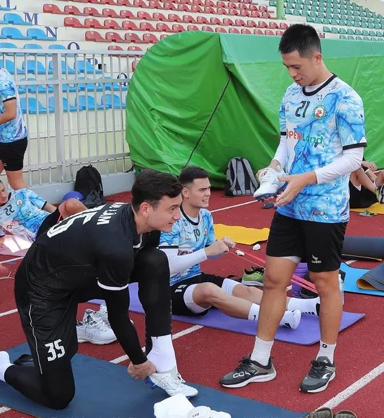 Thủ môn Văn Lâm lỡ hẹn trận Topenland Bình Định - Thanh Hoá do bị sốt cao ảnh 1