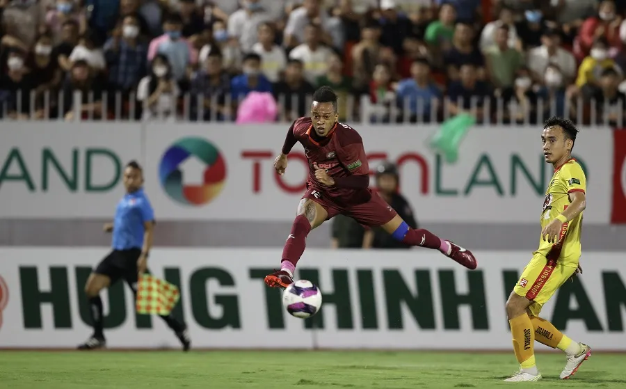 Lynch, tác giả bàn ấn định tỷ số 2-1 cho đội chủ nhà. Ảnh: DŨNG PHƯƠNG