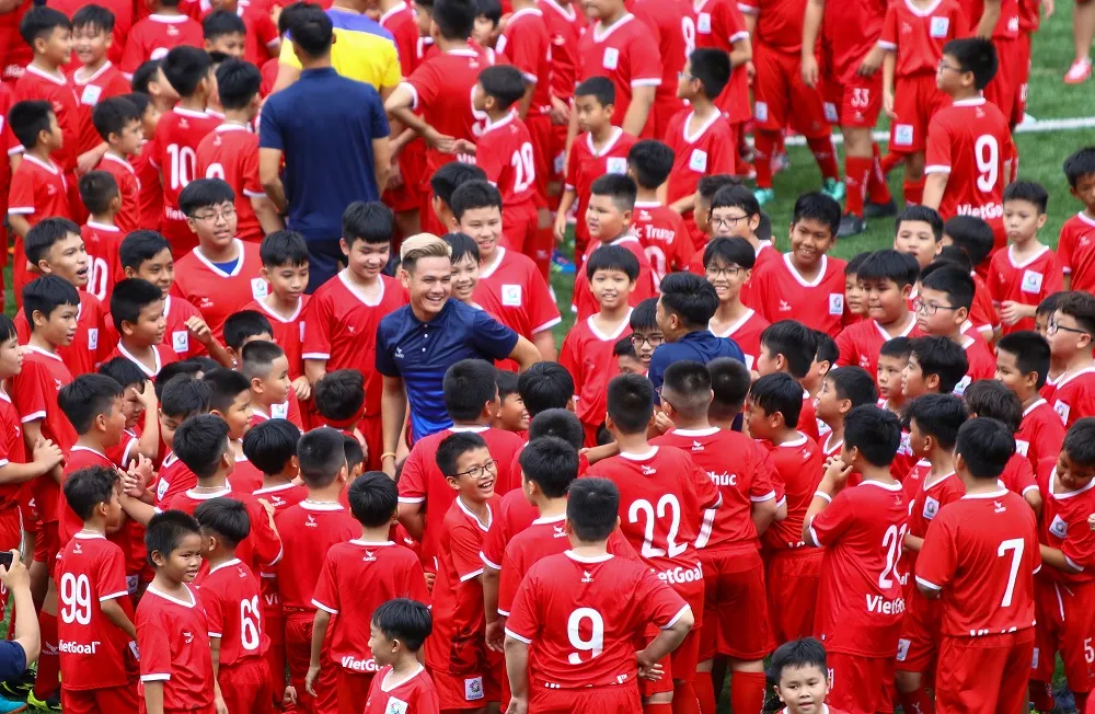 Hồ Tấn Tài cùng các cầu thủ nhí ở "Ngày hội bóng đá Passion Day 2022"
