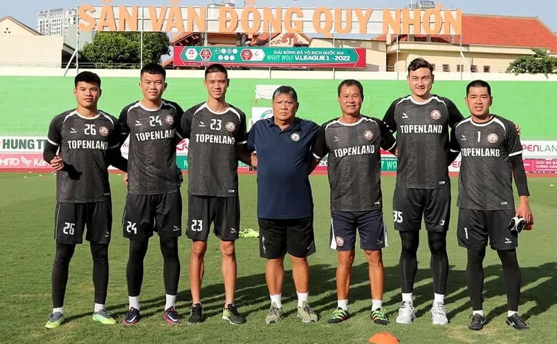 Trưởng đoàn Dương Ngọc Hùng, trợ lý Nguyễn Văn Cường cùng 5 thủ môn của Topenland Bình Định