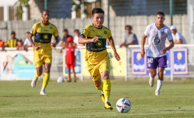 Quang Hải nỗ lực thể hiện trong màu áo Pau FC 