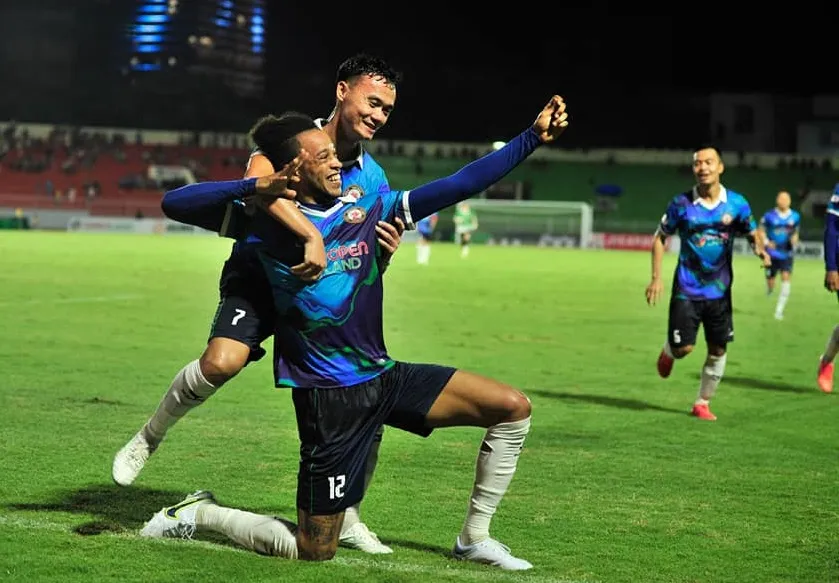 Lynch tỏa sáng với cú đúp cho đội chủ nhà