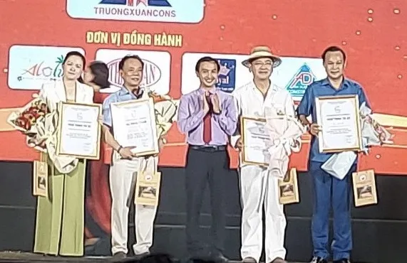 Dư âm còn vang đọng mãi ở Chương trình đại nhạc hội ‘Nghĩa tình quê hương’ ảnh 1