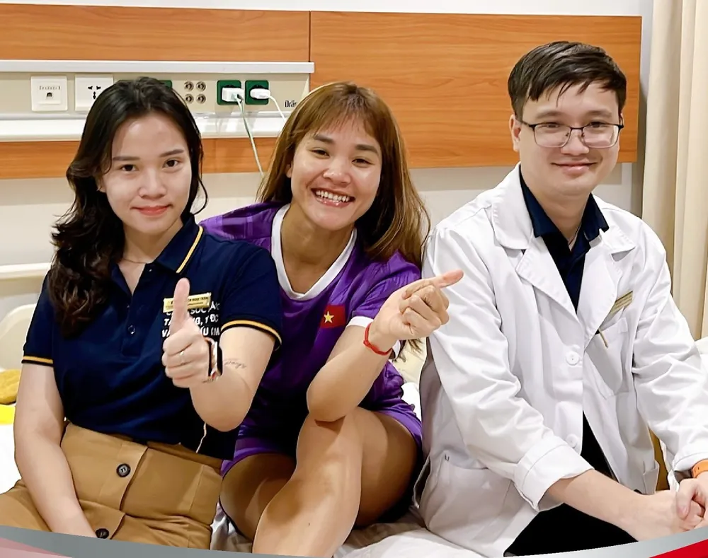 Chương Thị Kiều với các y, bác sĩ trước khi phẫu thuật