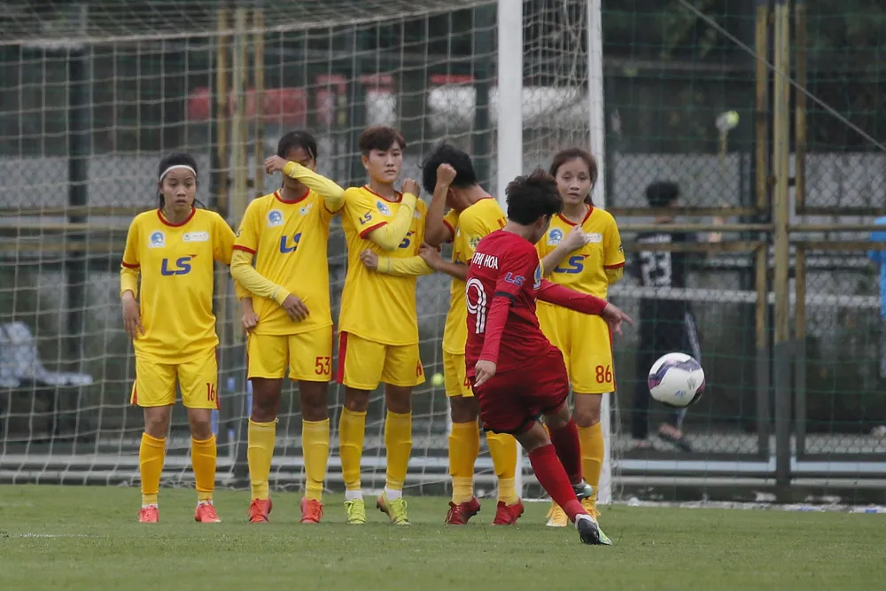 Nguyễn Thị Hoa ghi bàn ấn định chiến thắng 4-0 cho Hà Nội I