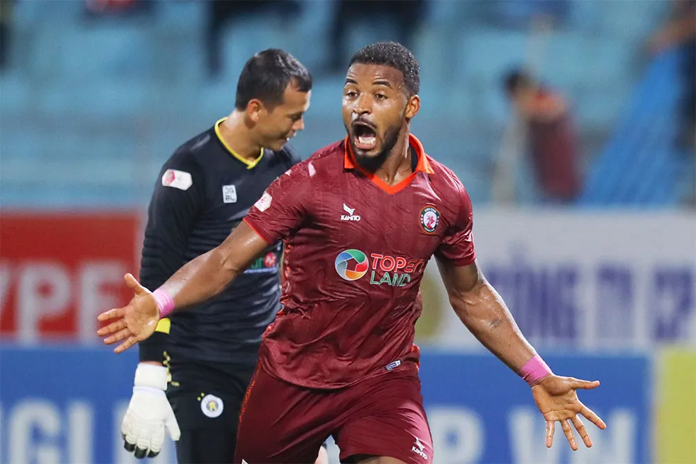 Rafaelson với cú hattrick vào lưới CLB Hà Nội ngay trên sân Hàng Đẫy