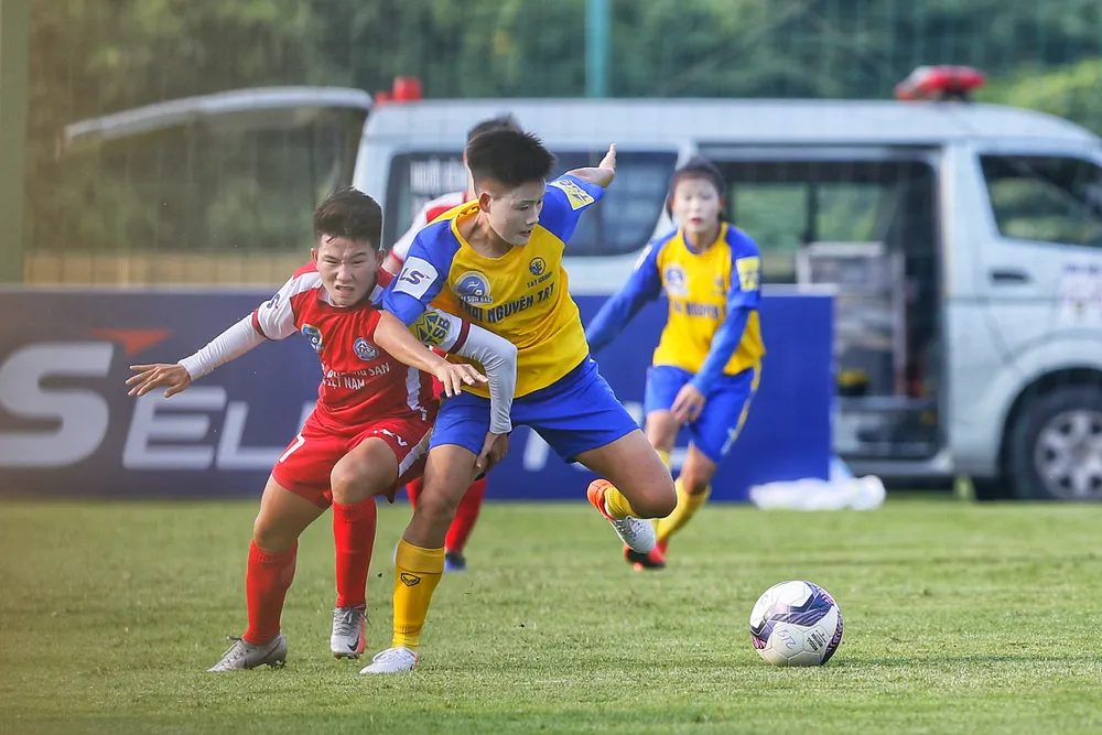 Thái Nguyên (áo vàng) giành trọn 3 điểm trong cuộc so tài với Than KSVN