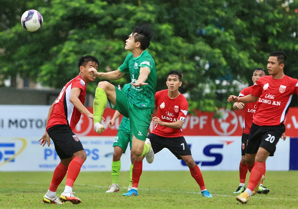 Long An có chiến thắng cách biệt trước các cầu thủ Phù Đổng