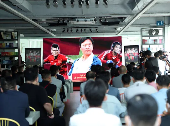 Cựu danh thủ Borussia Dortmund sẽ so tài cùng các ngôi sao bóng đá, giải trí Việt Nam trên sân Thống Nhất ảnh 2