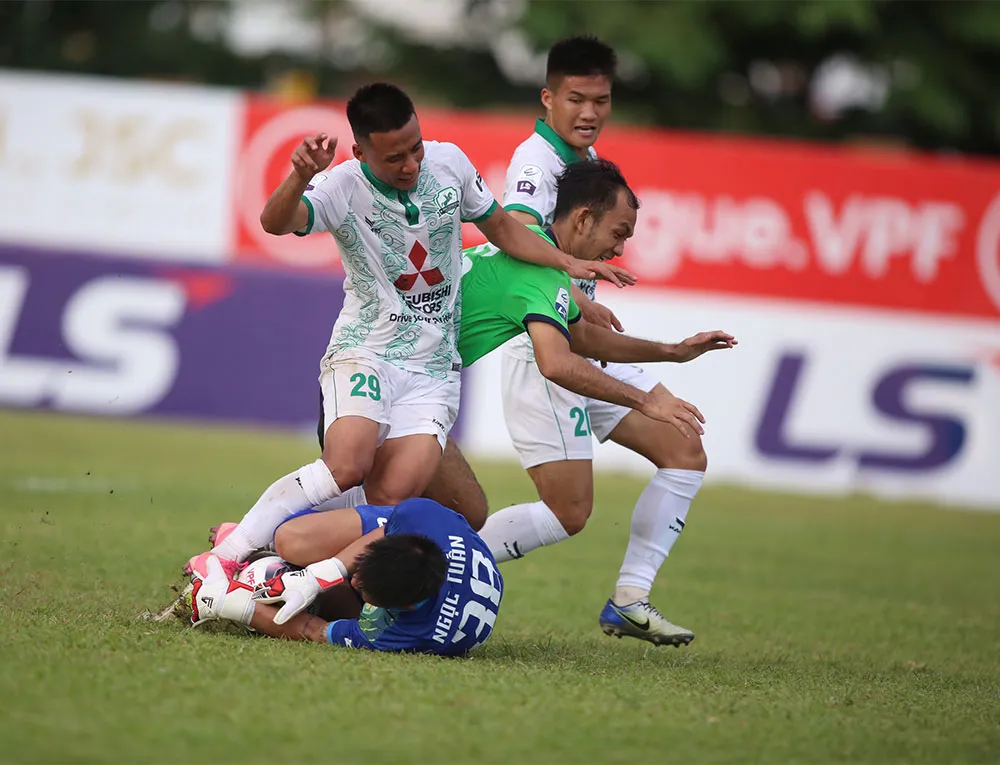 Phù Đổng và Cần Thơ là hai đội đang gặp khó khăn về tài chính