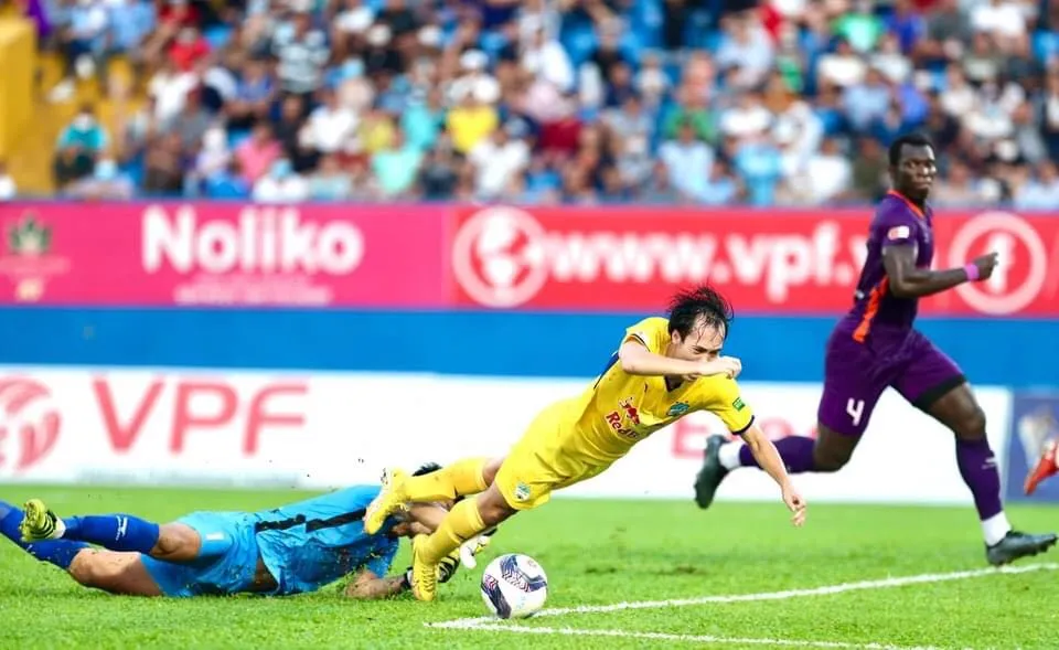 Trọng tài đúng khi xác định thủ môn Bình Dương không phạm lỗi với Văn Toàn ảnh 5