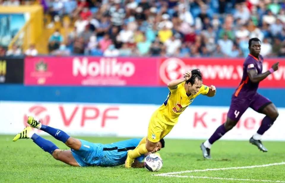 Trọng tài đúng khi xác định thủ môn Bình Dương không phạm lỗi với Văn Toàn ảnh 4