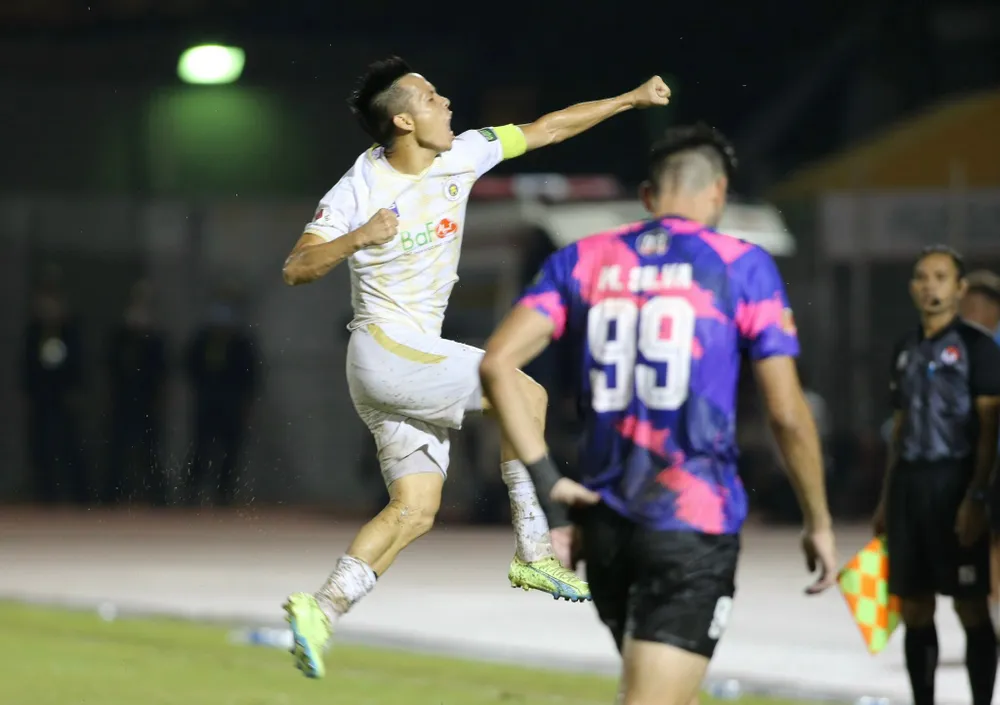 Văn Quyết phấn khích sau khi ghi bàn gỡ hoà cho CLB Hà Nội vào cuối trận. Ảnh: DŨNG PHƯƠNG 