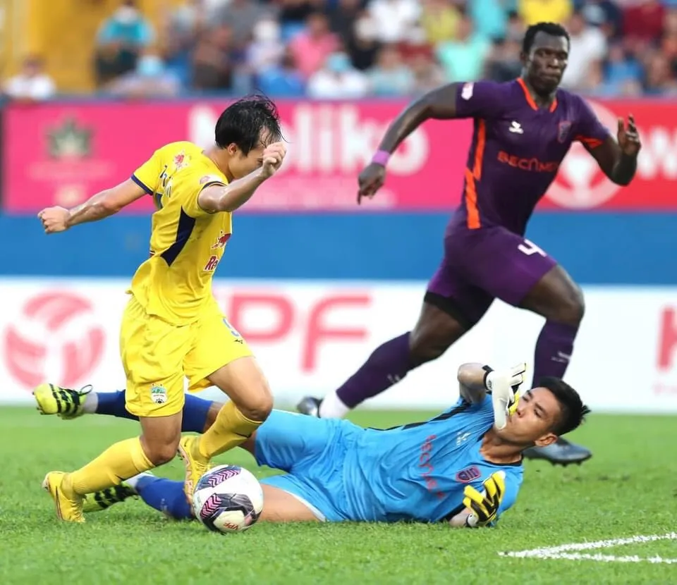 Trọng tài đúng khi xác định thủ môn Bình Dương không phạm lỗi với Văn Toàn ảnh 1