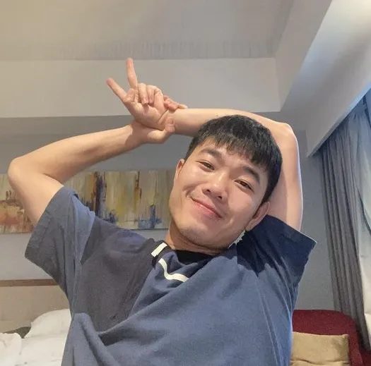 Xuân Trường chia sẻ dòng trạng thái "Ở trong phòng vui quá quý vị ơi"