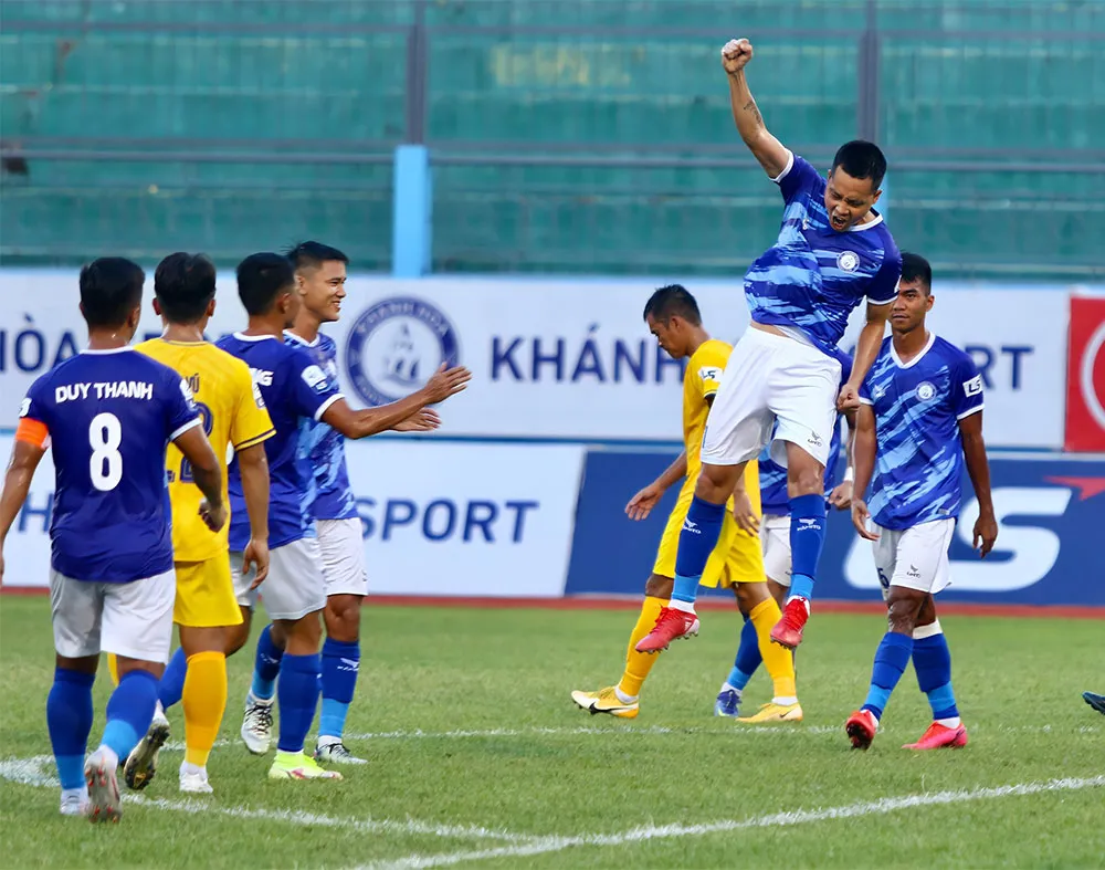 Khánh Hòa đang có phong độ ổn định, lại được đá trên sân nhà nên khá thuận lợi trong trận "chung kết xuôi" với CAND