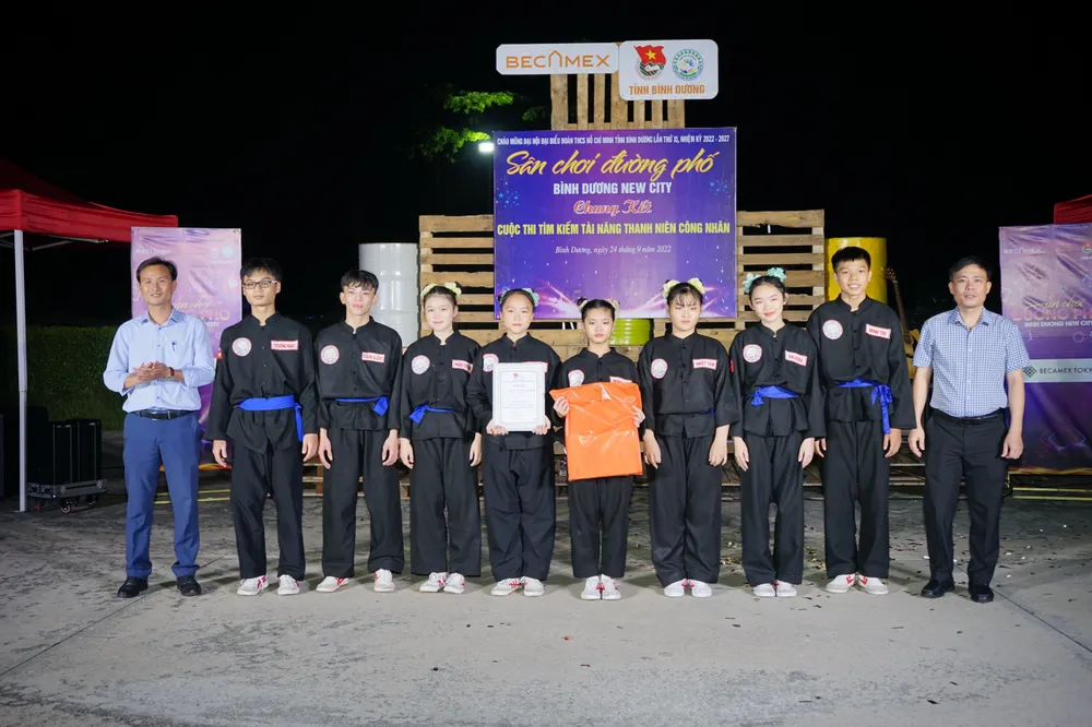 Ông Đỗ Văn Phùng – Giám đốc(bìa phải) và Ông Mai Văn Tiến- Phó Giám Đốc (bìa trái) Trung tâm hỗ trợ thanh niên công nhân và Lao động trẻ tỉnh trao giải suất xắc cho CLB Thiếu Lâm Long Phi