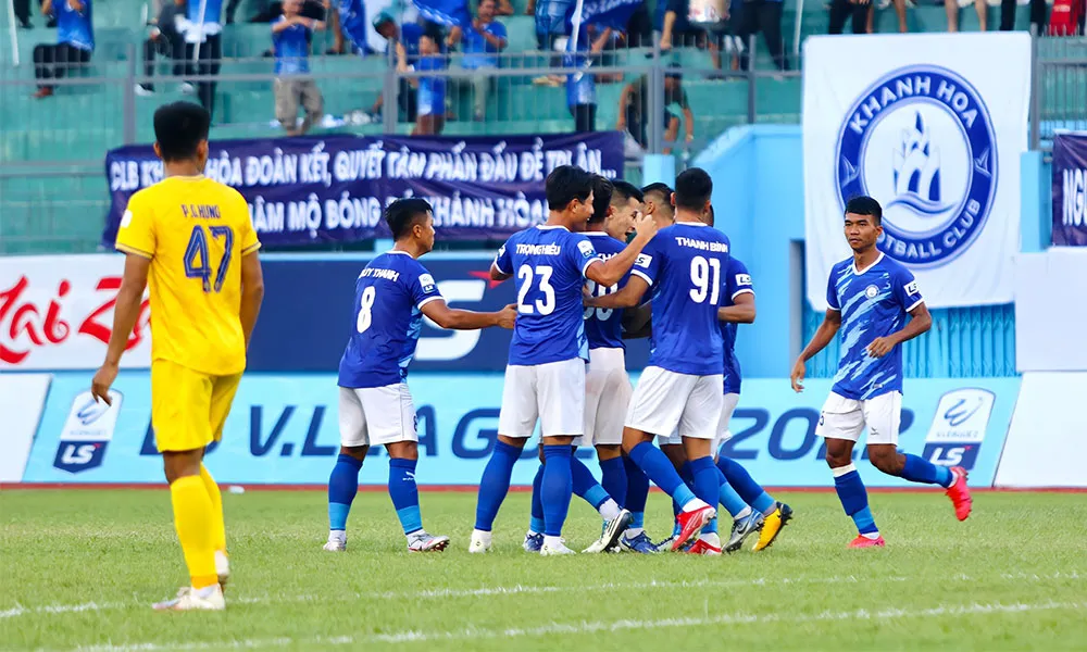 Hoãn 2 trận giải hạng Nhất 2022 vì bão số 4 ảnh 1