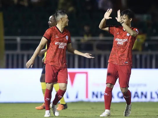 Công Vinh ghi bàn rút ngắn tỷ số 1-4 cho đội chủ nhà. Ảnh: DŨNG PHƯƠNG 