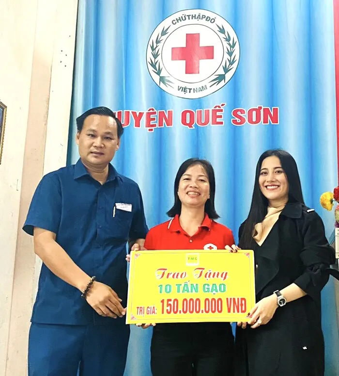 Ca sĩ Tố My và những người bạn chia sẻ khó khăn với đồng bào tỉnh Quảng Nam ảnh 1