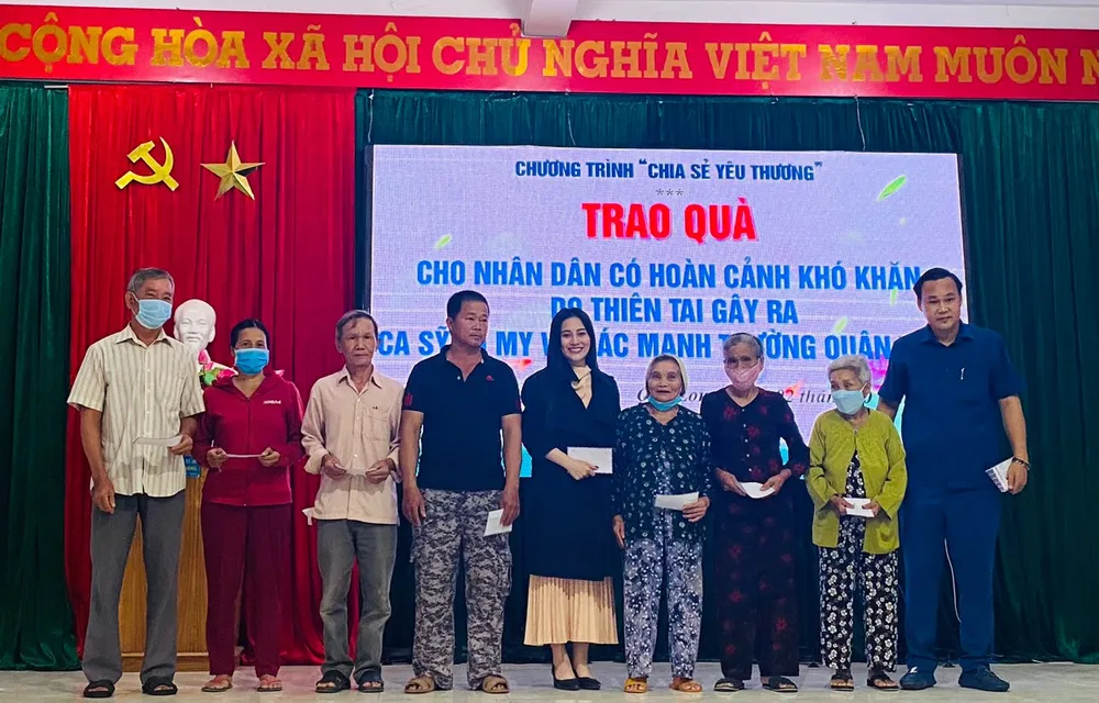 Ca sĩ Tố My cùng những người bạn đến với đồng bào tỉnh Quảng Nam gặp khó khăn sau bão Noru