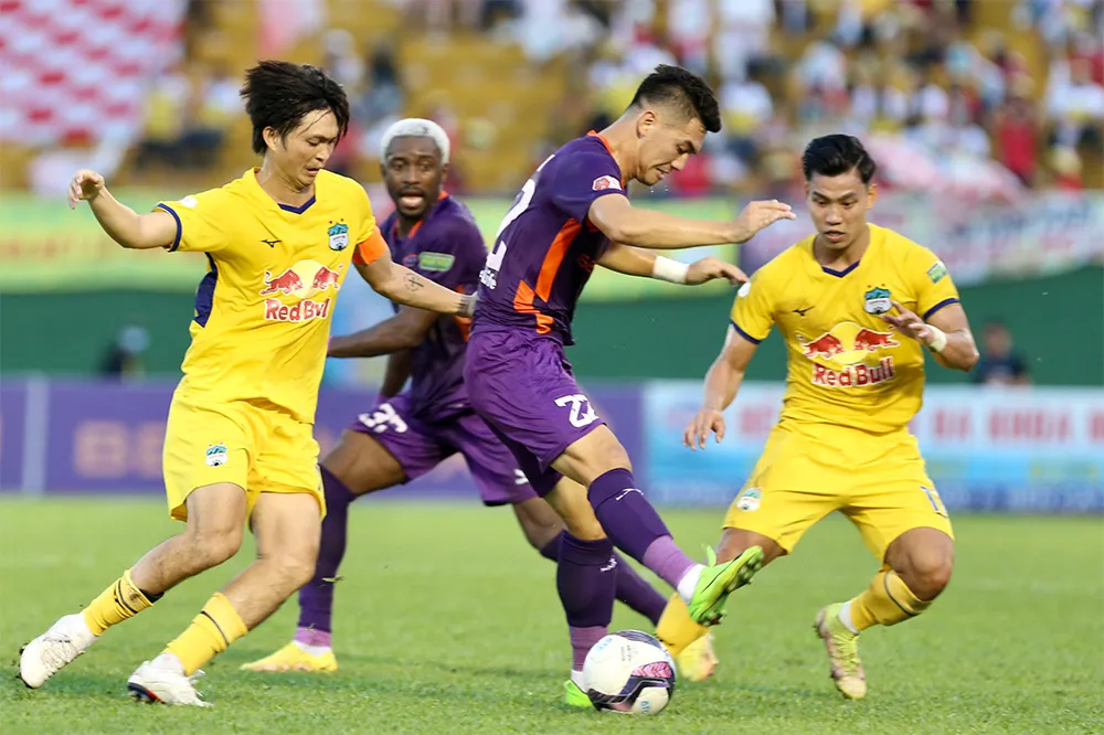 HA.GL - CLB TPHCM: Đôi bạn cùng lùi (18g, ngày 9-10, VTV6 THTT) ảnh 2