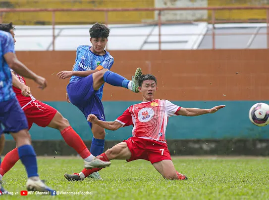 Nutifood (áo xanh) thắng đậm 10-0 trước Tây Ninh 