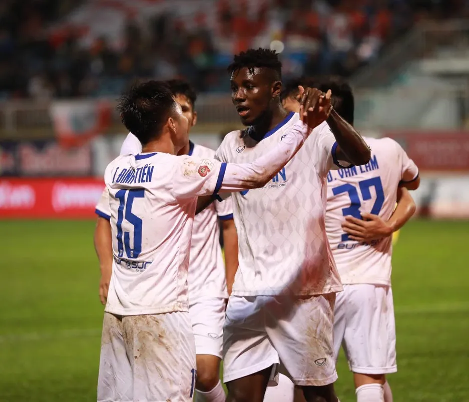 Kiatisak thừa nhận thực tế cuộc đua giữa HA.GL và CLB Hà Nội ảnh 1