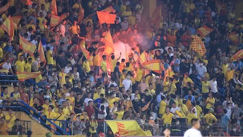 Pháo sáng được đốt trên khán đài sân Hàng Đẫy ở vòng 19