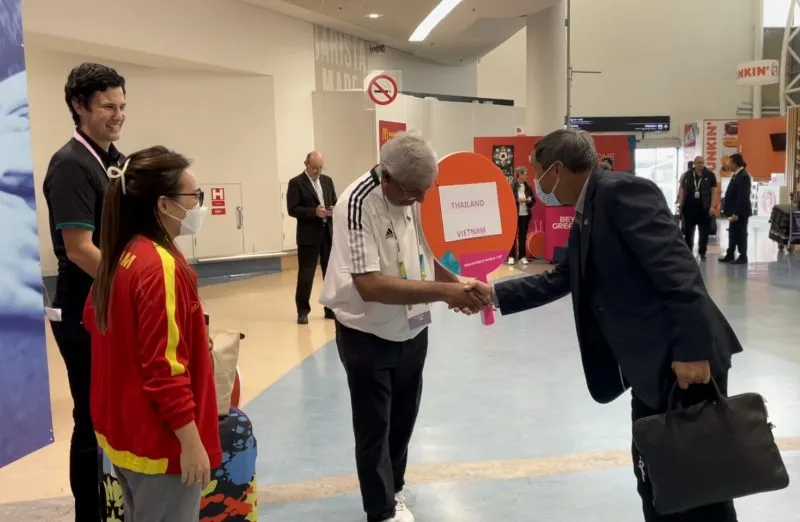 Đại diện BTC địa phương đón tiếp HLV Mai Đức Chung tại sân bay 