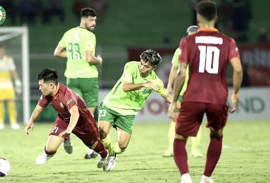 Văn Triền nỗ lực tranh bóng với Đình Trọng 