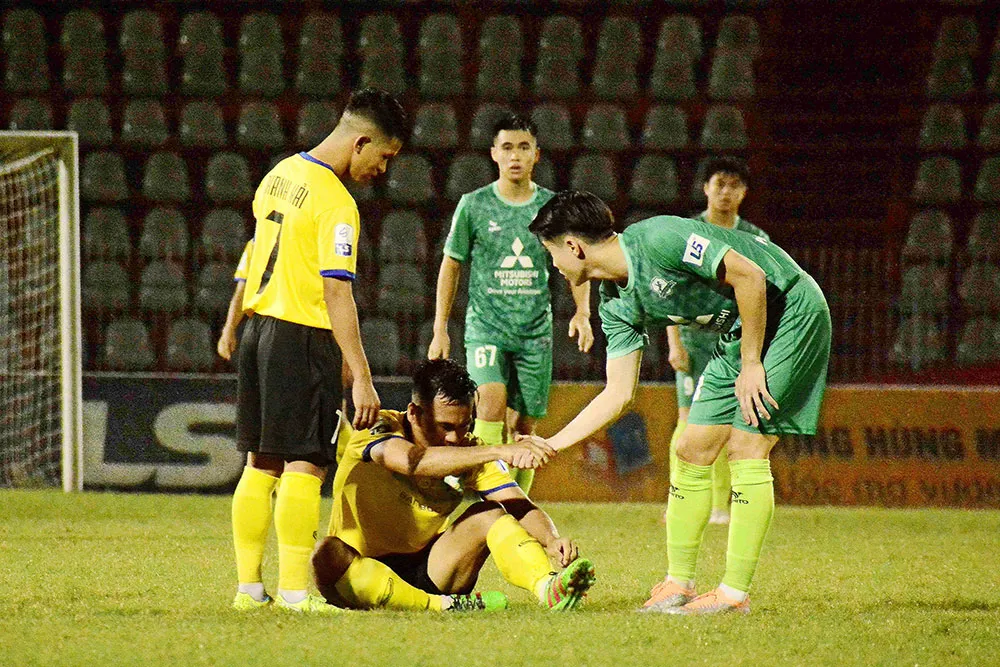 Đang ở cuối bảng, nhưng Phù Đổng sẽ được hưởng lợi trong cuộc đua trụ hạng nếu như cầu thủ Cần Thơ chủ động sớm dừng cuộc chơi
