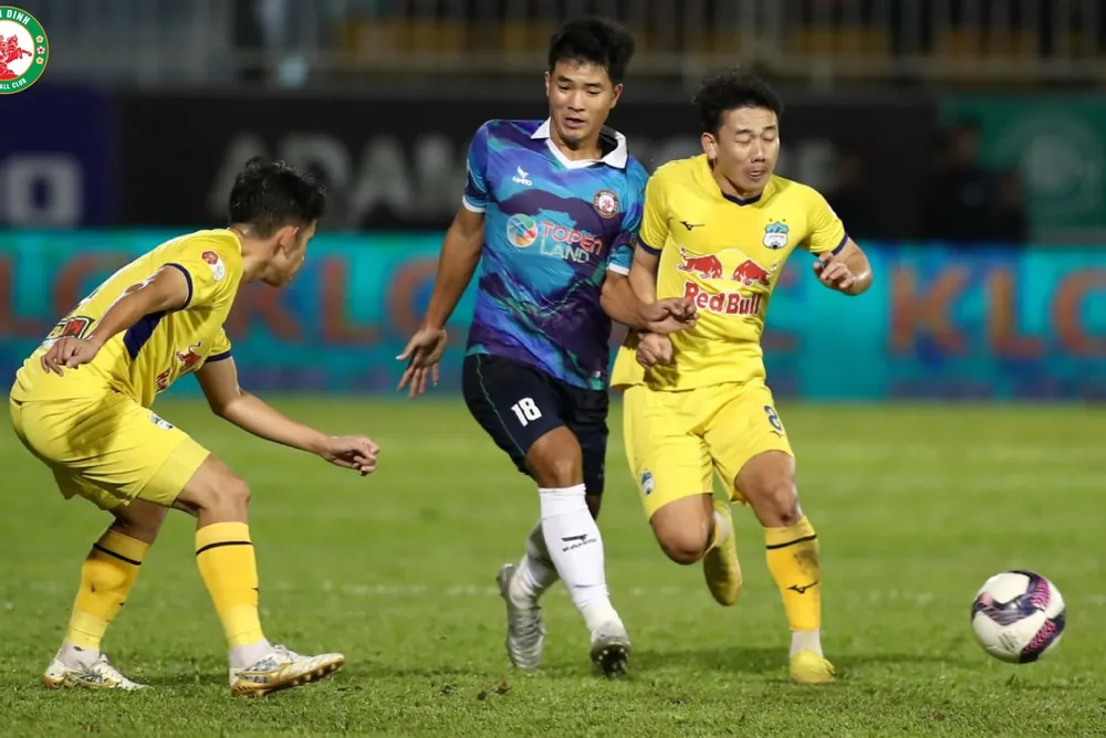 Bình Định bị phạt 11m oan ở trận gặp HA.GL ảnh 1